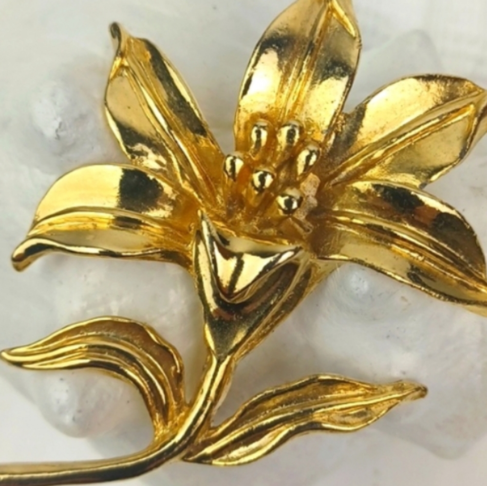 Vintage Very Gold Tone Highly Detailed Flower Brooch Pin - Picture 4 of 10